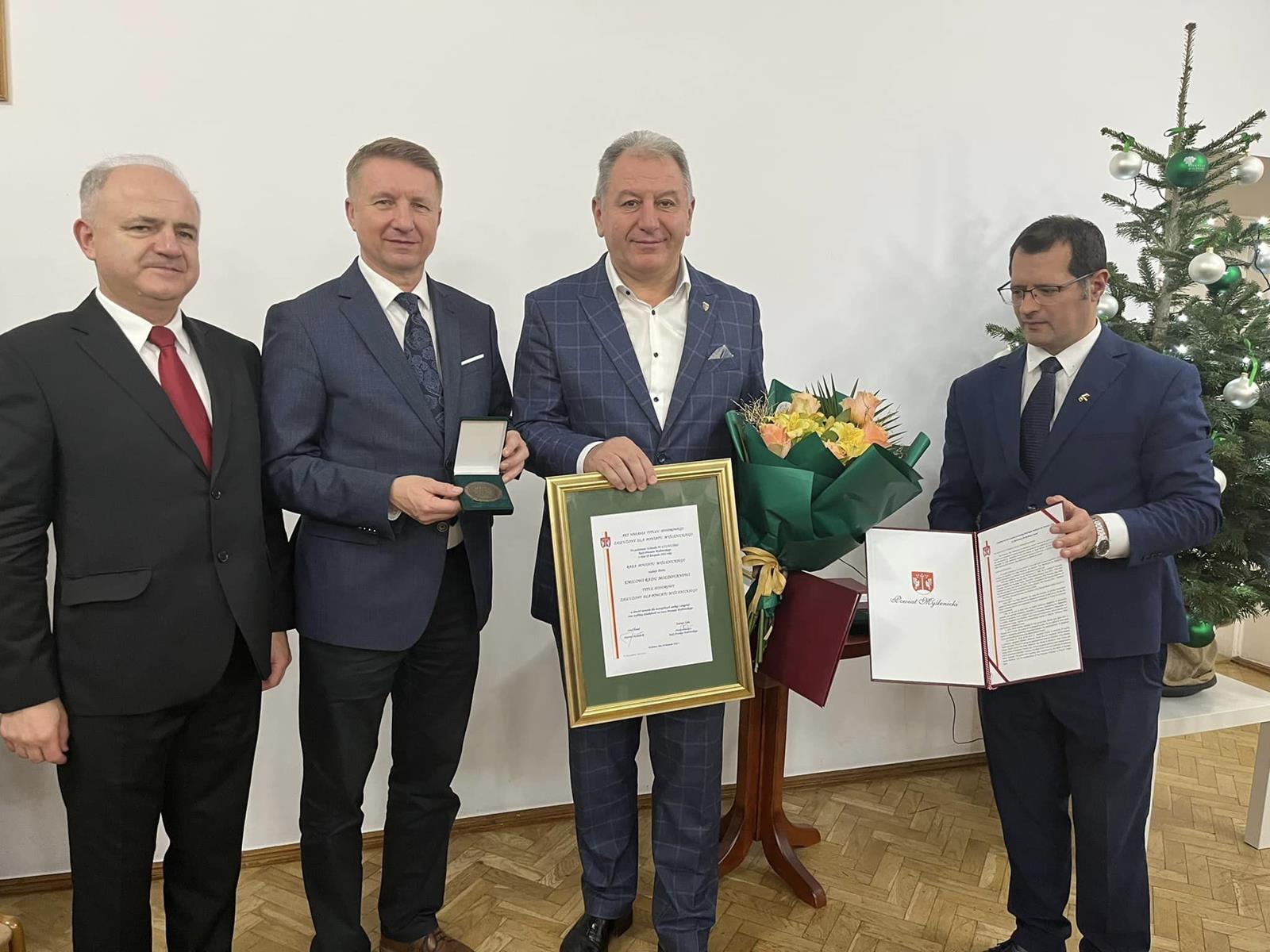 Uroczystość wręczenia Tytułu Honorowego „Zasłużony dla Powiatu Myślenickiego” - od lewej: Tadeusz Żaba Przewodniczący Rady Powiatu Myślenickiego, Józef Tomal Starosta Myślenicki, Emil Radu Moldovan Przewodniczący Rady Okręgu Bistrita-Năsău, Ignat Timar Konsul Honorowy Rumunii w Krakowie